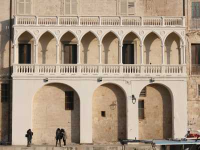 Alla destra dell�insenatura compaiono palazzine storiche ma molto semplici, interrotte per� dall�eleganza di Palazzo Martinelli, abitazione settecentesca della casata locale, che spicca con il suo elegante loggiato bianco con archi a tutto sesto in stile veneziano